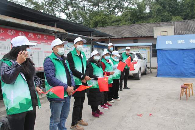 友邦千盛走进洪雅县将军镇保坪村开展慈善公益活动