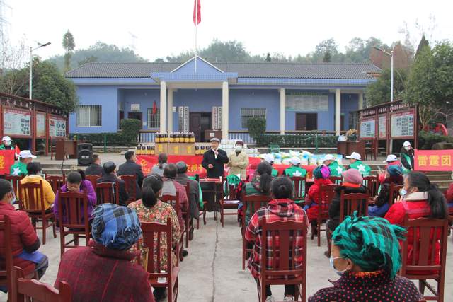 友邦千盛走进洪雅县将军镇保坪村开展慈善公益活动