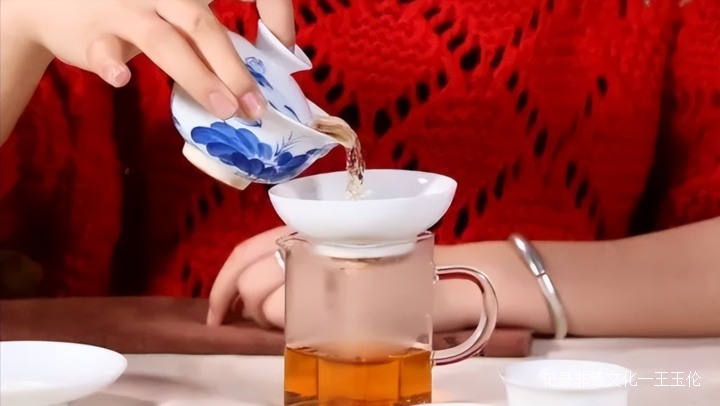 冬天如何喝茶？喝红茶预防流感，喝黑茶养胃