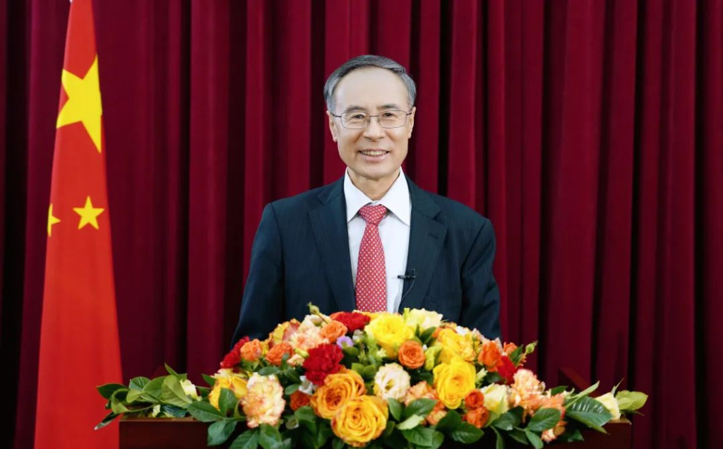 中国侨联主席万立骏向全球华侨华人拜年：侨界同心携手 共创美好未来