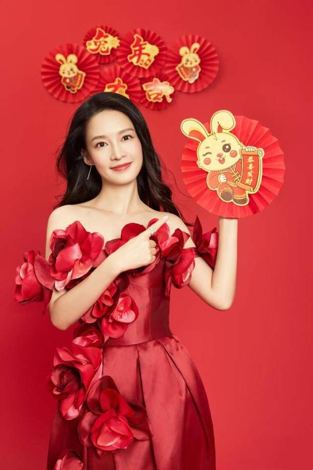 明星贺岁丨演员李沁兔年星图闪靓祝福