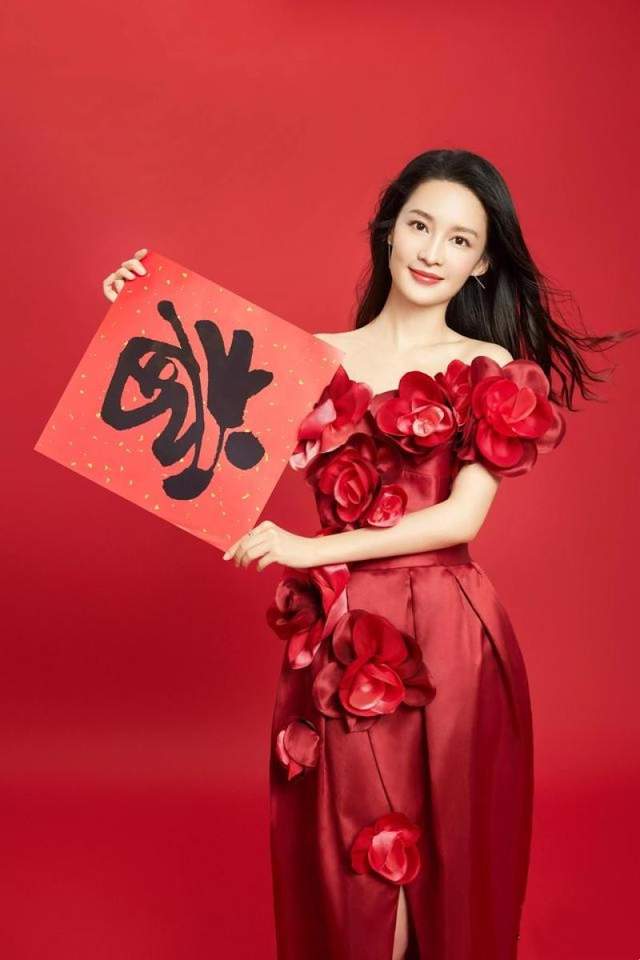 明星贺岁丨演员李沁兔年星图闪靓祝福