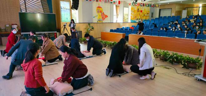 履职在路上：开学第一课，这个学校的学生在学习救命的技能