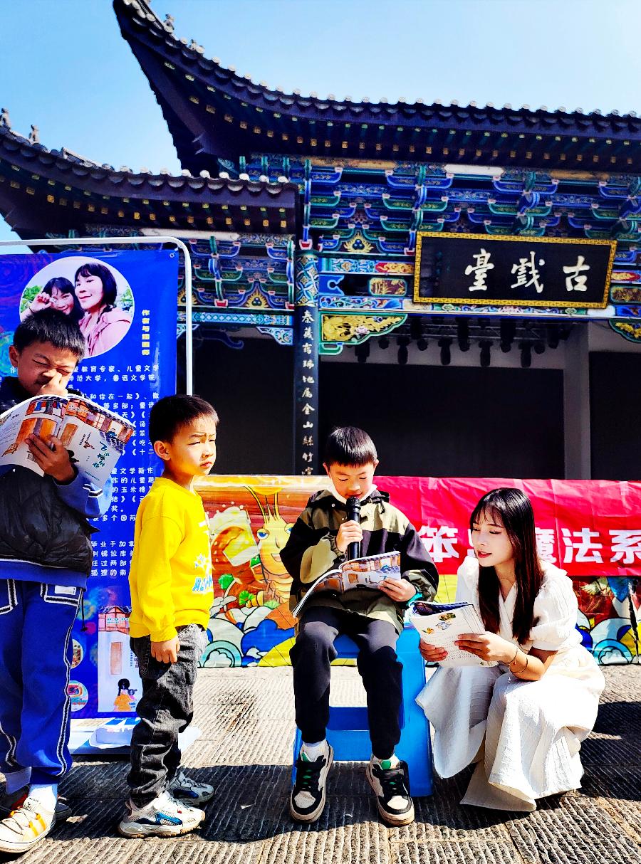 儿童文学作家易迪的童话丛书笨笨岛魔法系列之《飞出樱桃巷》出版