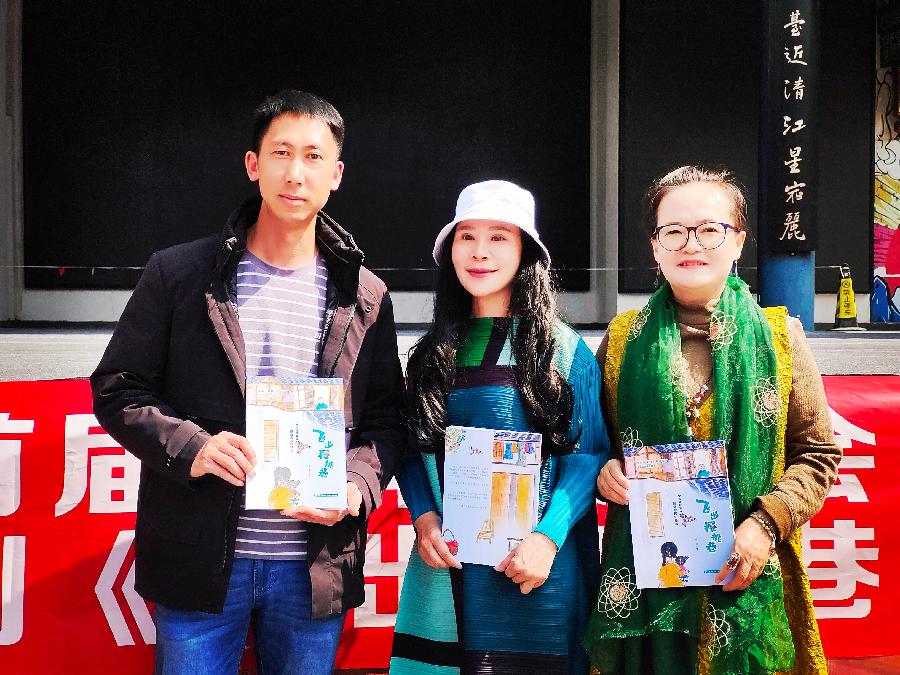 儿童文学作家易迪的童话丛书笨笨岛魔法系列之《飞出樱桃巷》出版