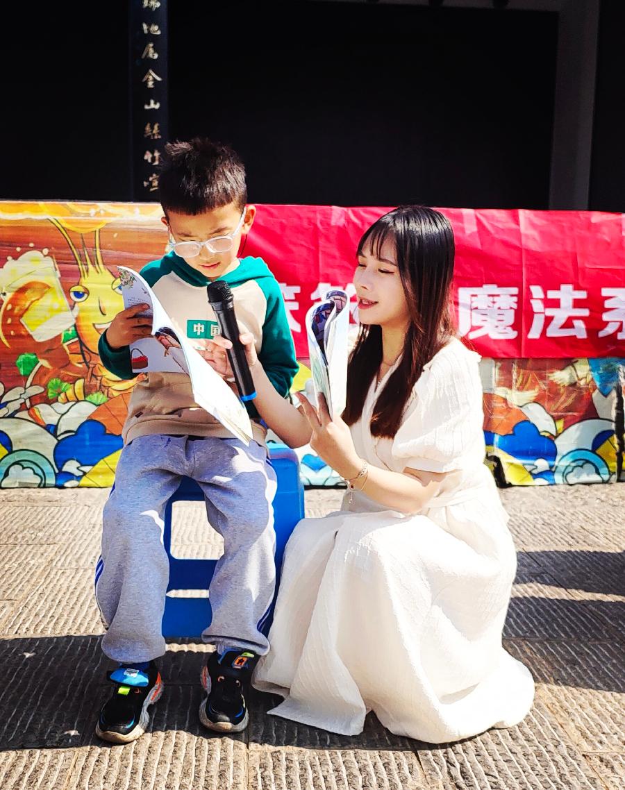 儿童文学作家易迪的童话丛书笨笨岛魔法系列之《飞出樱桃巷》出版