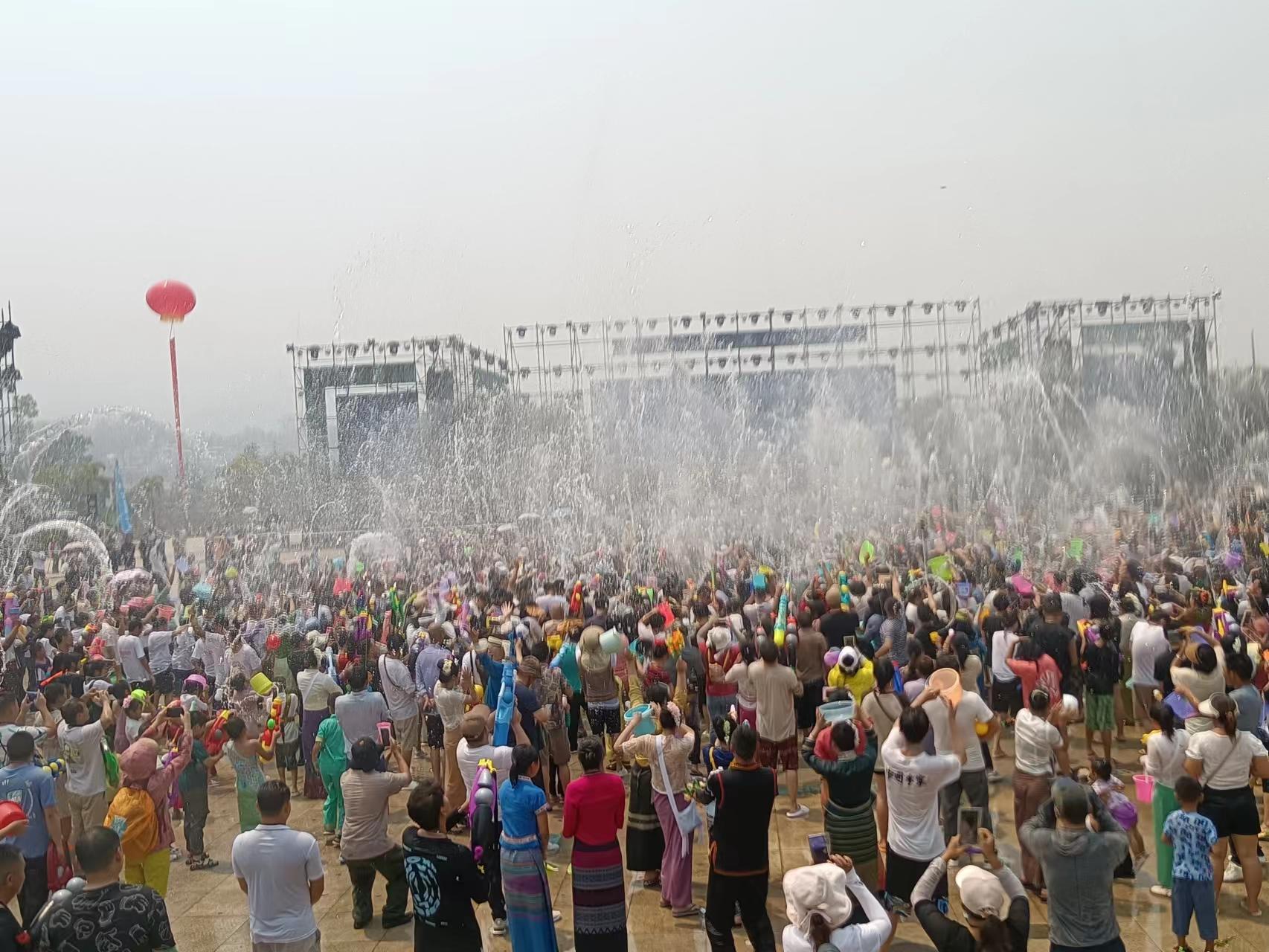 千景之谷·花朝水悦‖云南景谷：无量宝地泼水节，万人空巷共狂欢