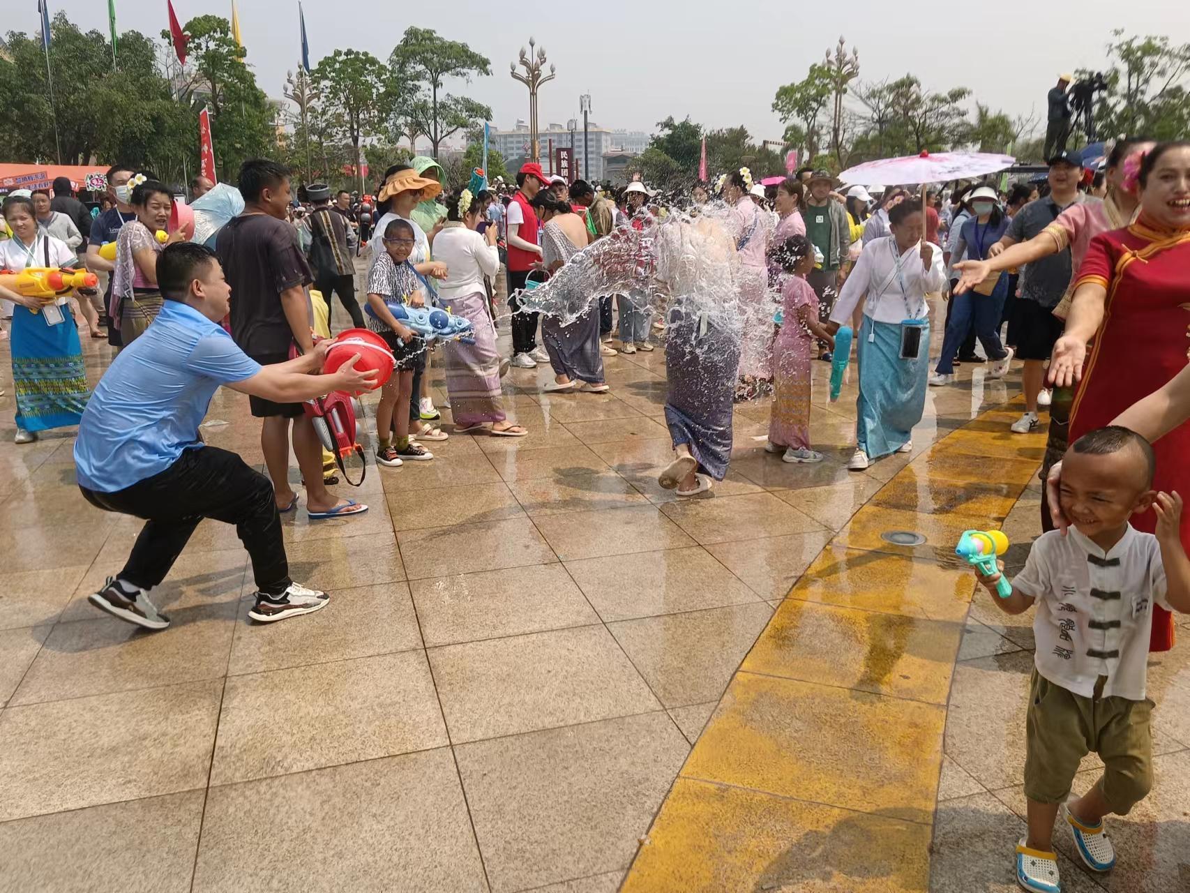 千景之谷·花朝水悦‖云南景谷：无量宝地泼水节，万人空巷共狂欢
