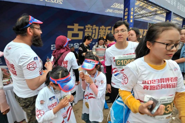 18个国家参与，5千名跑者竞赛，2023石屏异龙湖环湖马拉松成绩显赫