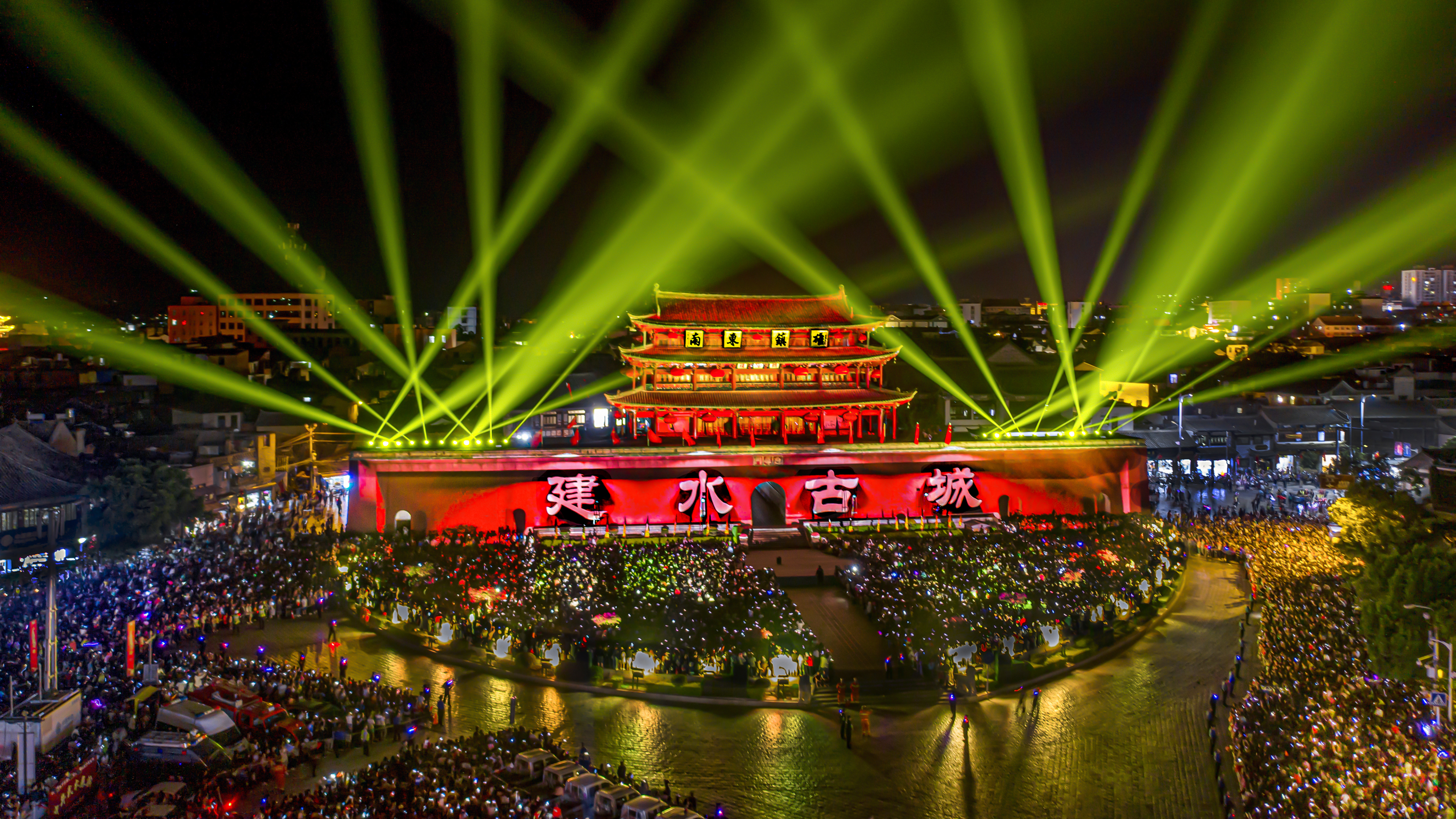 有一种叫云南的生活┃云南建水：将清风装进衣袖，徜徉在古城的青石板路上