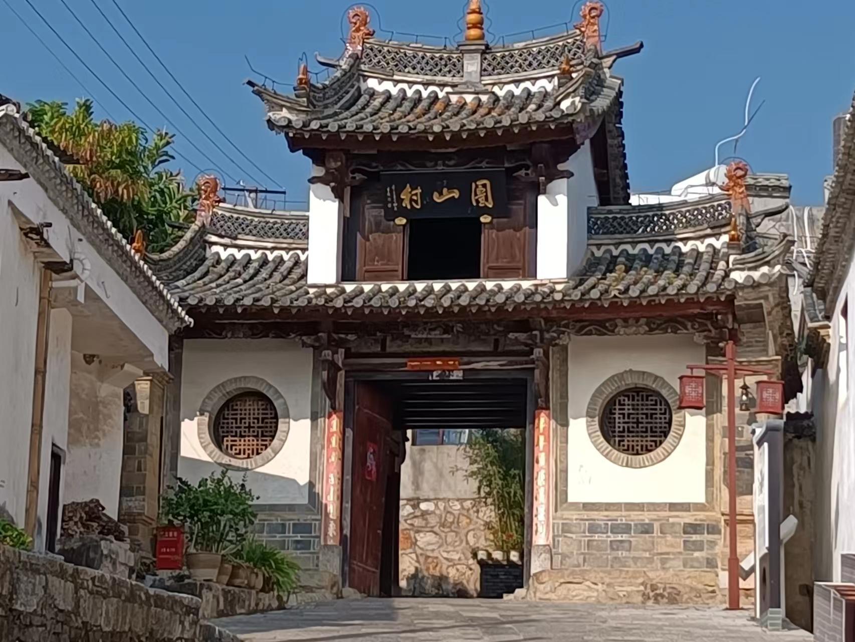 有一种叫云南的生活┃云南建水：将清风装进衣袖，徜徉在古城的青石板路上