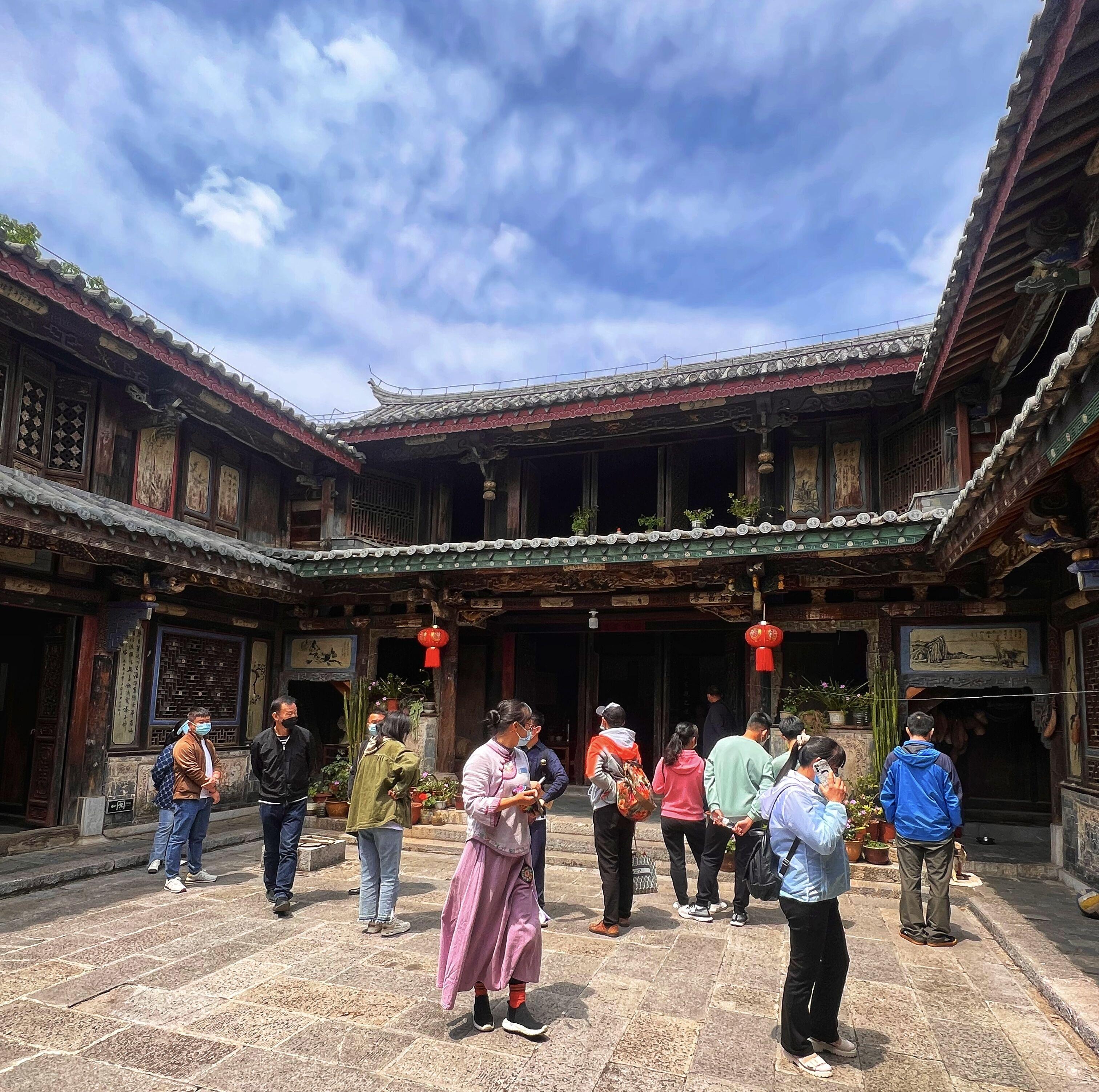 有一种叫云南的生活┃云南建水：将清风装进衣袖，徜徉在古城的青石板路上