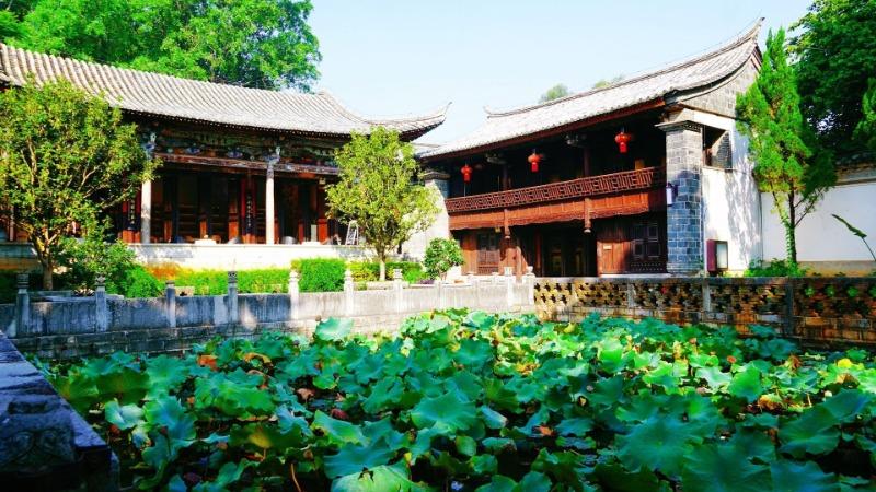 有一种叫云南的生活┃云南建水：将清风装进衣袖，徜徉在古城的青石板路上