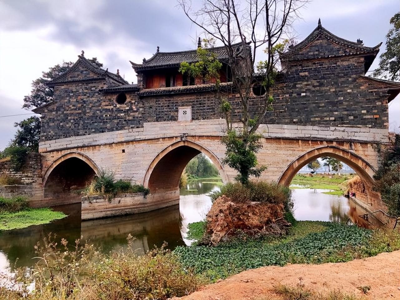 有一种叫云南的生活┃云南建水：将清风装进衣袖，徜徉在古城的青石板路上