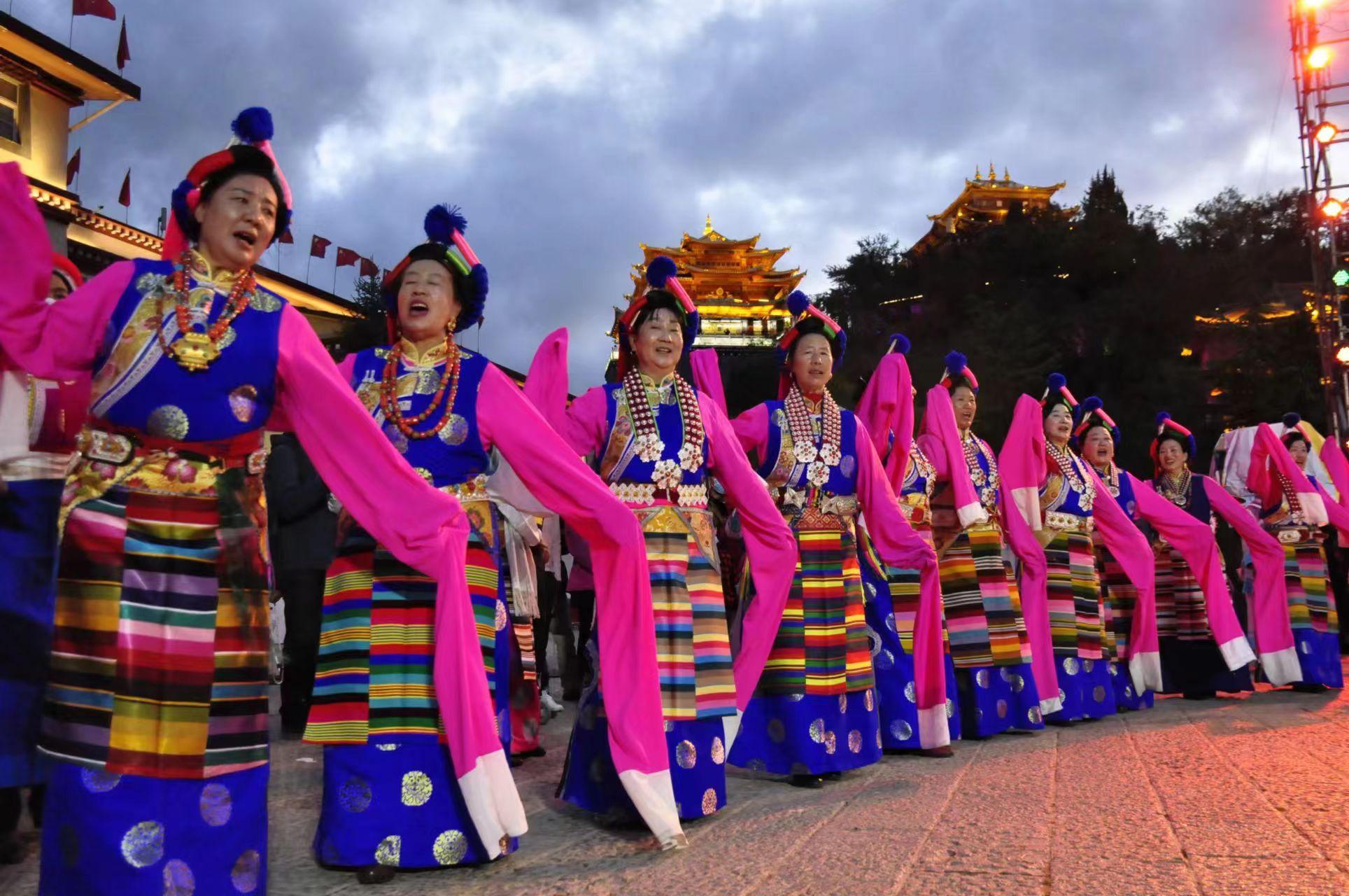 香格里拉赛马节‖相聚“心中的日月”，驰骋在“消失的地平线”