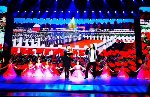 云南举办“听党话、跟党走、红土情深颂党恩” 大型演唱会