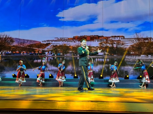 云南举办“听党话、跟党走、红土情深颂党恩” 大型演唱会