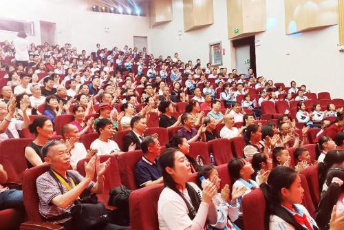 云南举办“听党话、跟党走、红土情深颂党恩” 大型演唱会