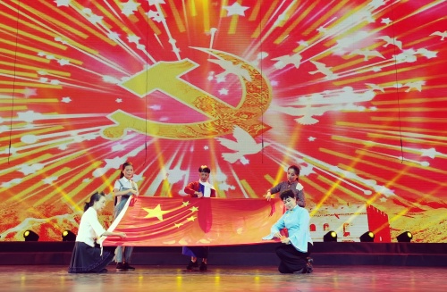 云南举办“听党话、跟党走、红土情深颂党恩” 大型演唱会