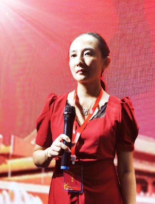 云南举办“听党话、跟党走、红土情深颂党恩” 大型演唱会