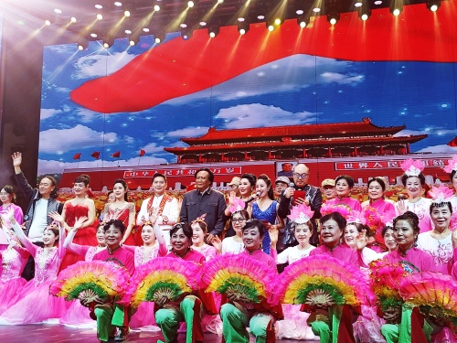 云南举办“听党话、跟党走、红土情深颂党恩” 大型演唱会