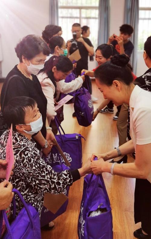 云南省妇联赴昆明市永兴路社区开展“三访四察五送”走访慰问活动