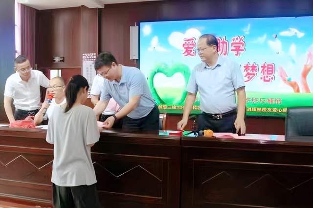 【特别报道】深圳创想三维科技创始人刘辉林回母校武穴市大法寺中学爱心助学侧记！