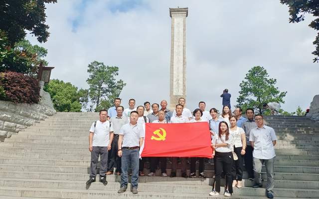 黄石市妇幼保健院驻村工作队携手世英村党员干部开展红色主题教育活动！