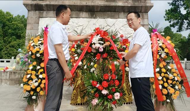 黄石市妇幼保健院驻村工作队携手世英村党员干部开展红色主题教育活动！