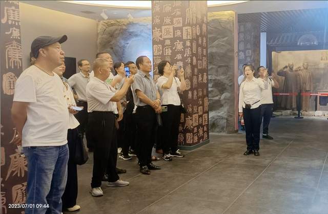 黄石市妇幼保健院驻村工作队携手世英村党员干部开展红色主题教育活动！