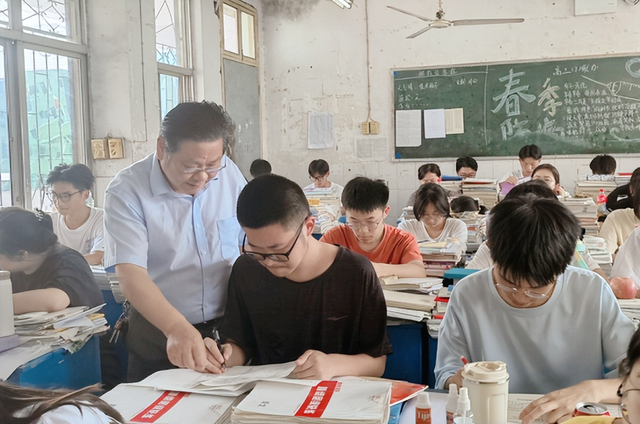 【荆楚教育】湖北武穴育才高中王汉中：努力奔跑，教育路上追梦人！