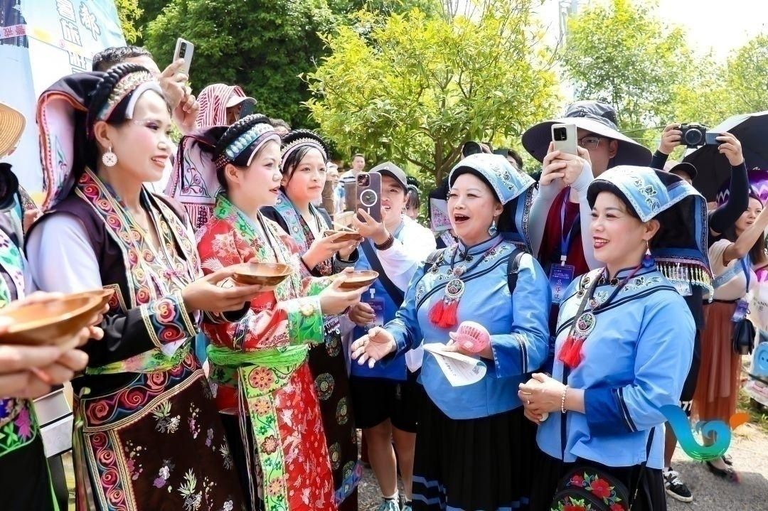 第15届中国凉都月亮河六月六布依风情节吸引海内外游客