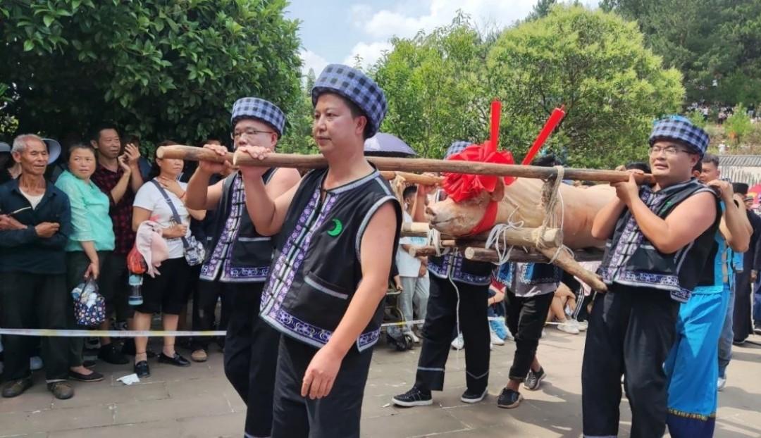 第15届中国凉都月亮河六月六布依风情节吸引海内外游客