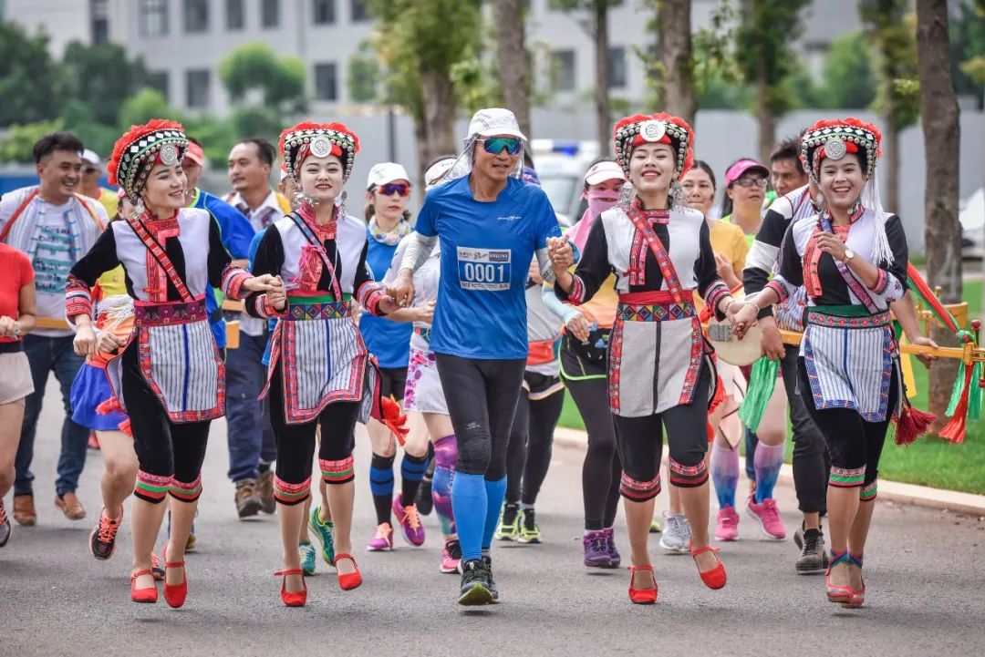 秘境百马助力大运会开幕式，时代“追梦人”同唱一首歌