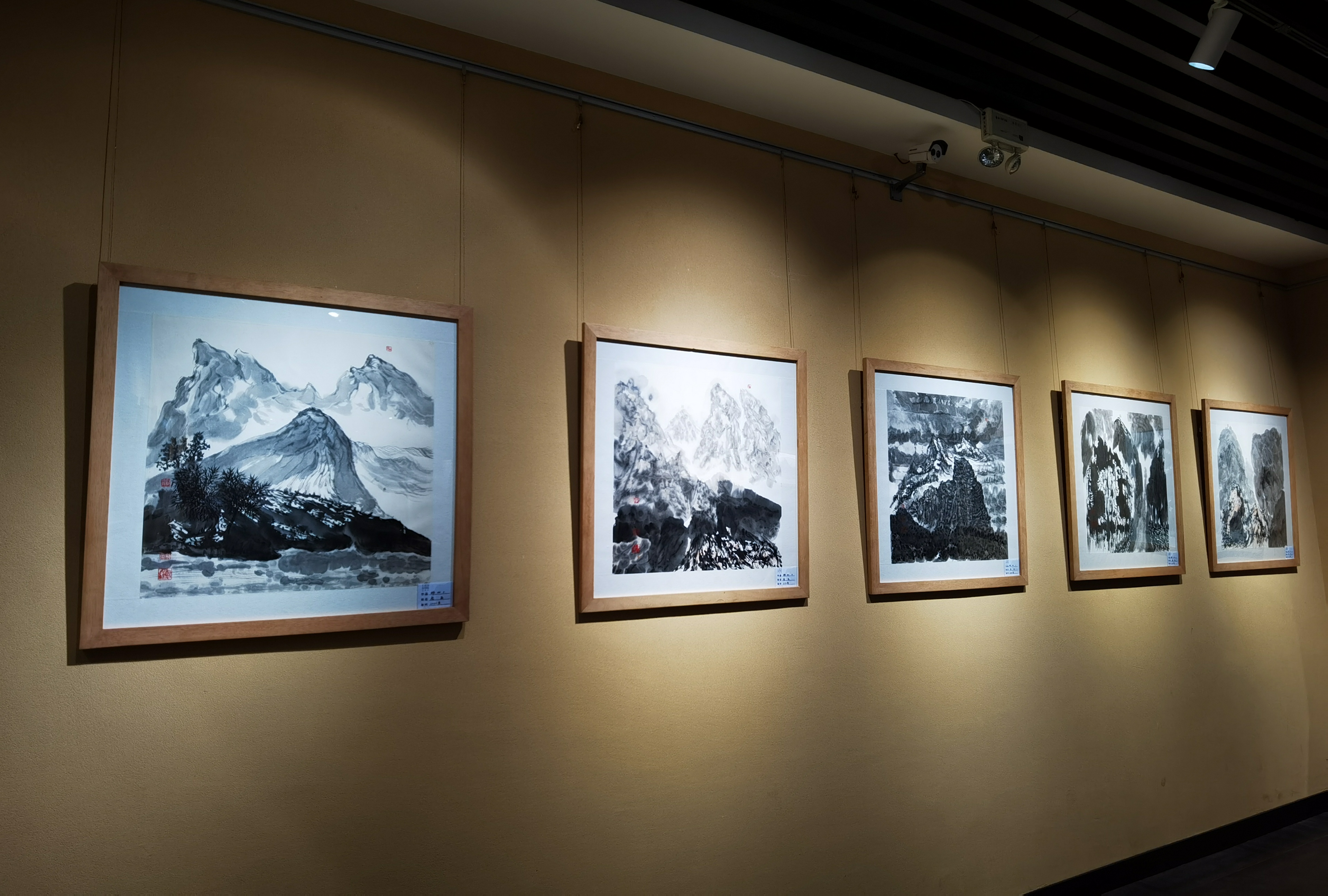 两位云南本土画家黄庆明·庞飞“艺往情深”水墨作品展在文山开展