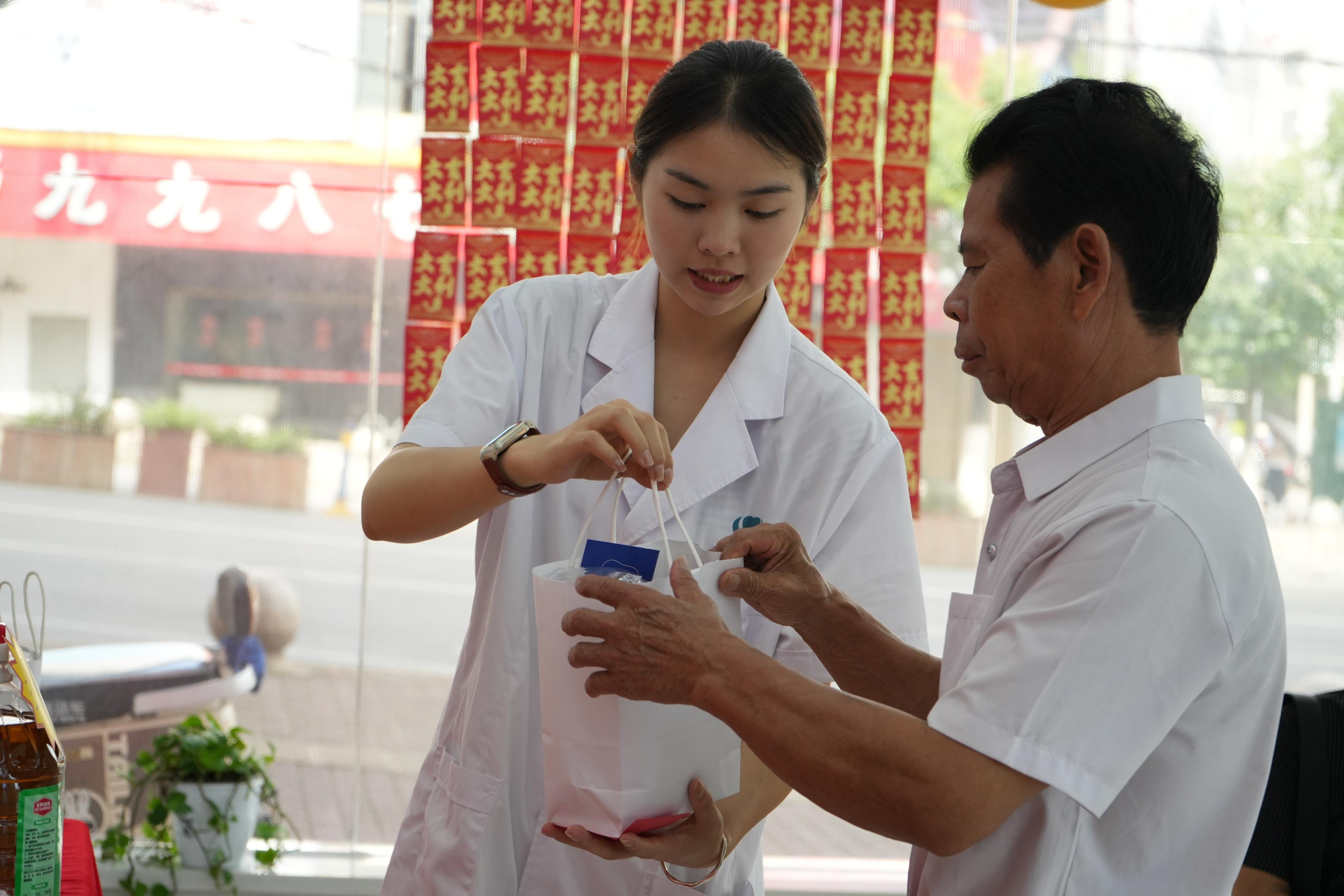 只要人间少痛苦 哪怕架上药生尘