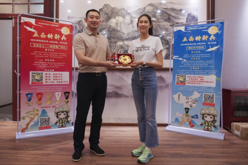 北京女孩甄欣刷新“五岳特种兵”新纪录