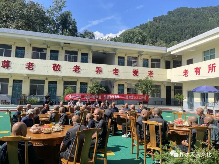 柞水县爱心义工协会公益在行动：金秋送暖！构建和谐社会，弘扬敬老美德