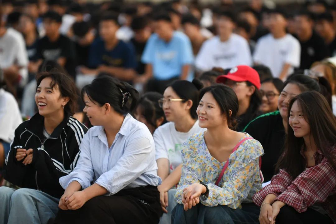 开学第一课：著名探险家金飞豹与昆明城市学院学子共话“运动与梦想”