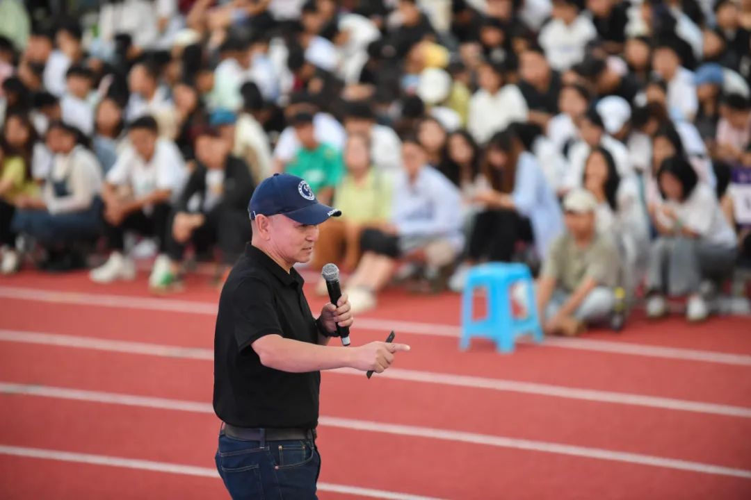 开学第一课：著名探险家金飞豹与昆明城市学院学子共话“运动与梦想”