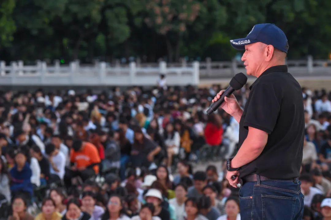 开学第一课：著名探险家金飞豹与昆明城市学院学子共话“运动与梦想”