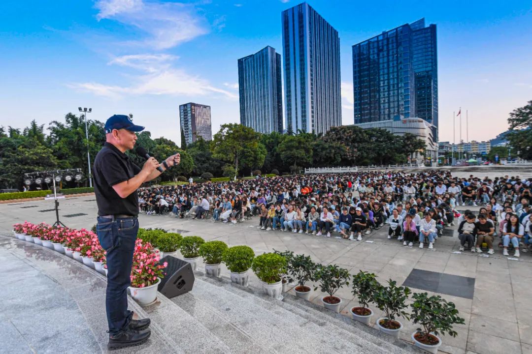 开学第一课：著名探险家金飞豹与昆明城市学院学子共话“运动与梦想”