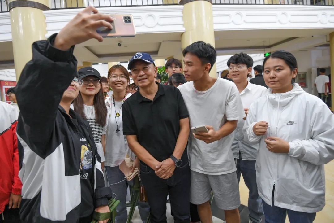 开学第一课：著名探险家金飞豹与昆明城市学院学子共话“运动与梦想”