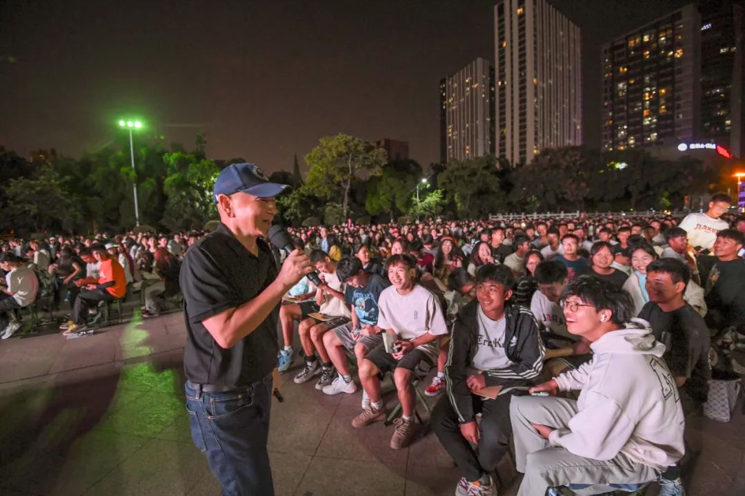 开学第一课：著名探险家金飞豹与昆明城市学院学子共话“运动与梦想”