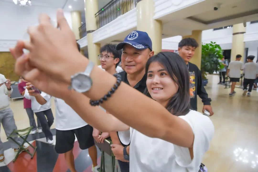 开学第一课：著名探险家金飞豹与昆明城市学院学子共话“运动与梦想”