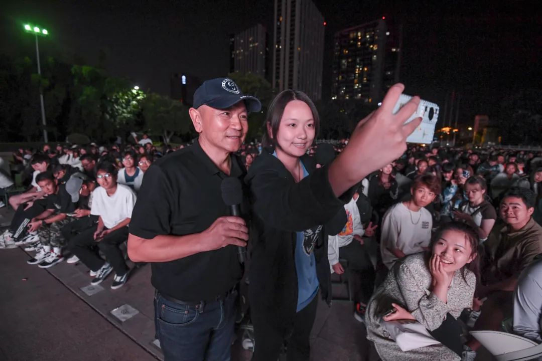 开学第一课：著名探险家金飞豹与昆明城市学院学子共话“运动与梦想”