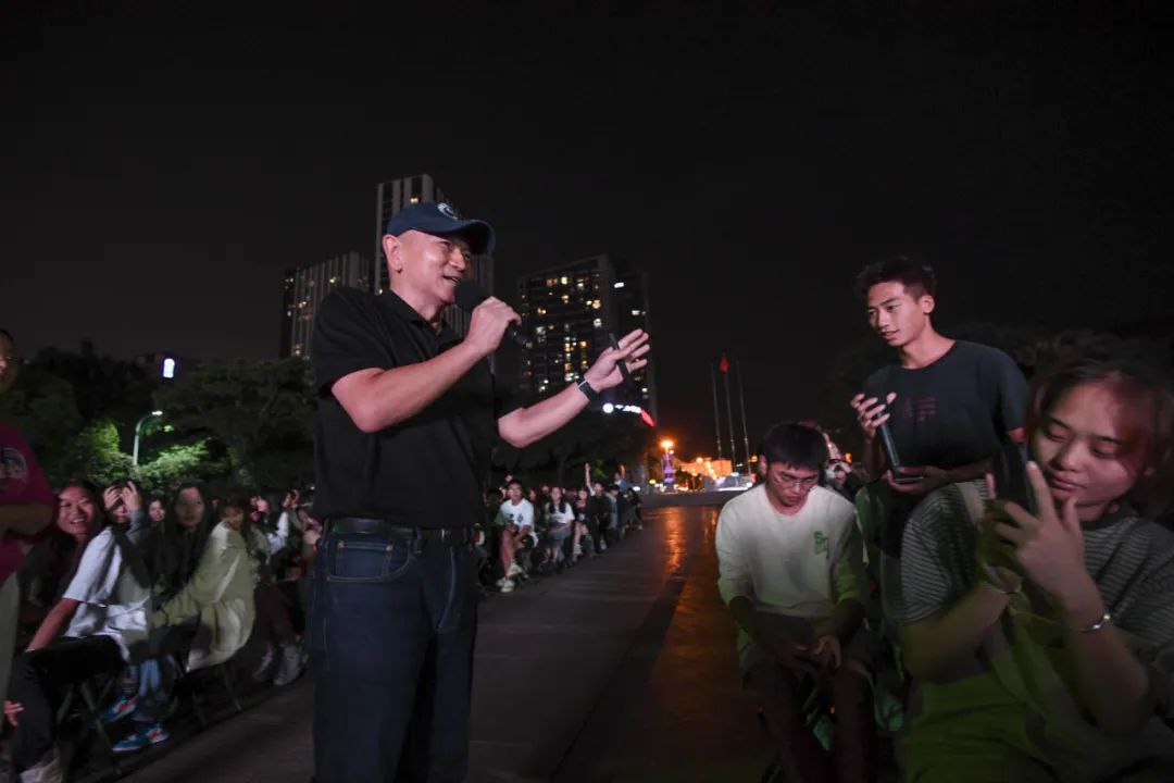 开学第一课：著名探险家金飞豹与昆明城市学院学子共话“运动与梦想”