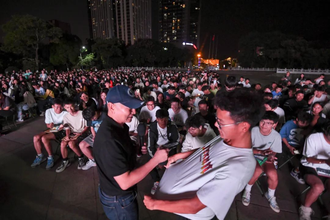 开学第一课：著名探险家金飞豹与昆明城市学院学子共话“运动与梦想”