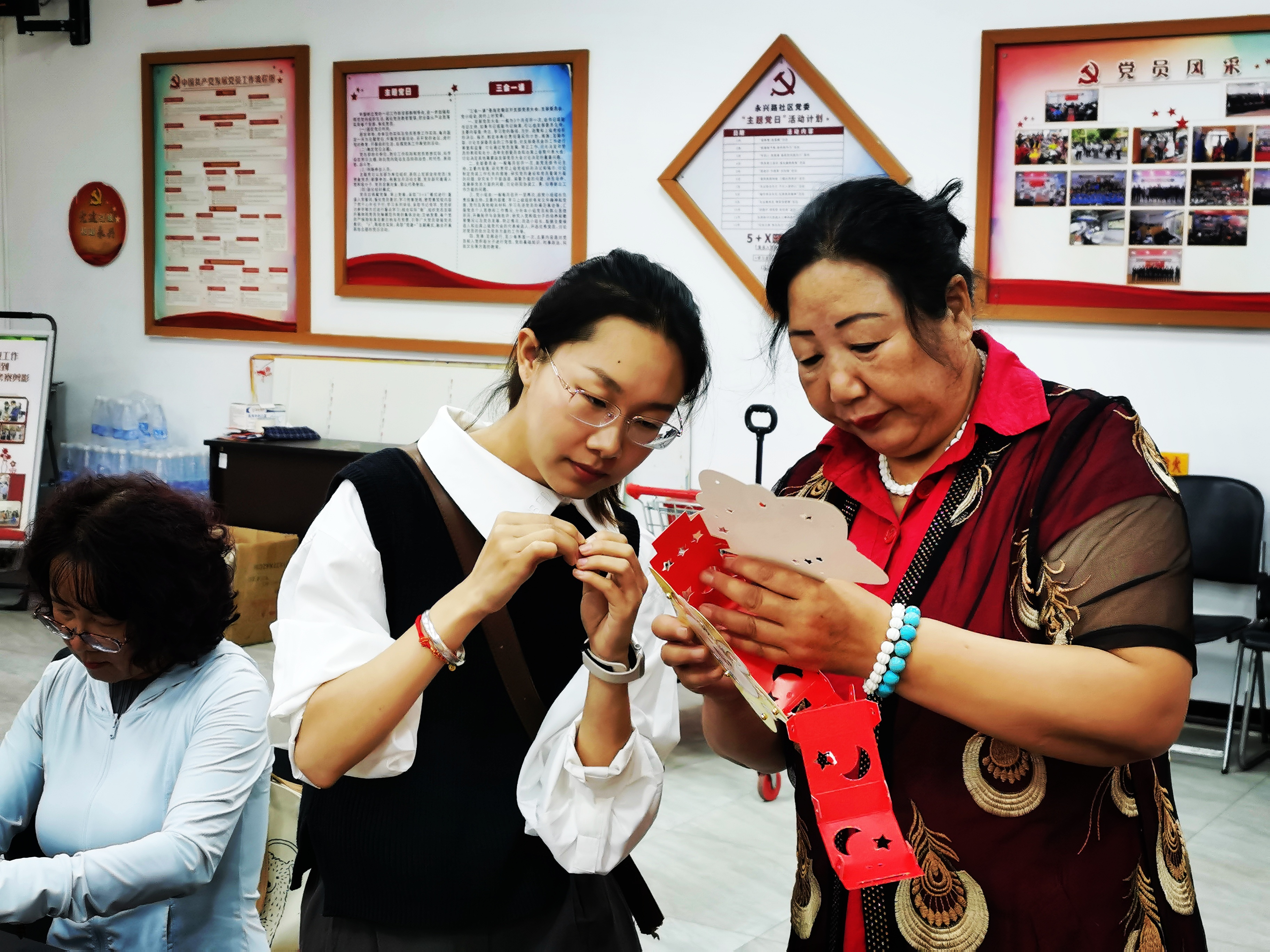 昆明永兴路社区举行“中秋国庆同欢乐 和谐邻里共团圆”主题活动