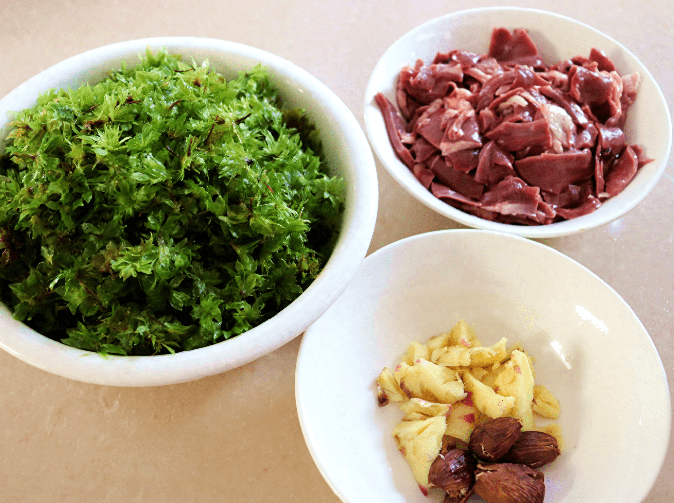 美食·磨黑回心草炖猪心汤